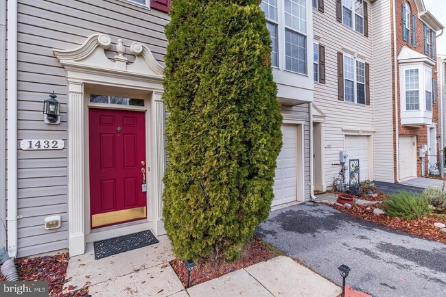 Building Photo - 1432 Pangbourne Way