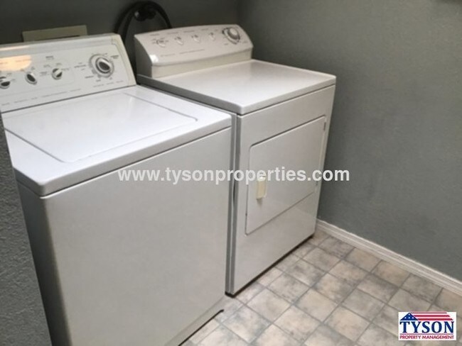 Building Photo - Lovely Condo in Paradise Hills