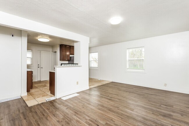 Foto del edificio - Spacious 4 Bed, 2 Bath Pet-Friendly Home w...