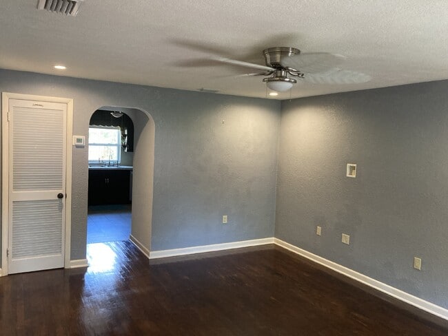 Building Photo - Must see charming cottage on S. Tropical T...
