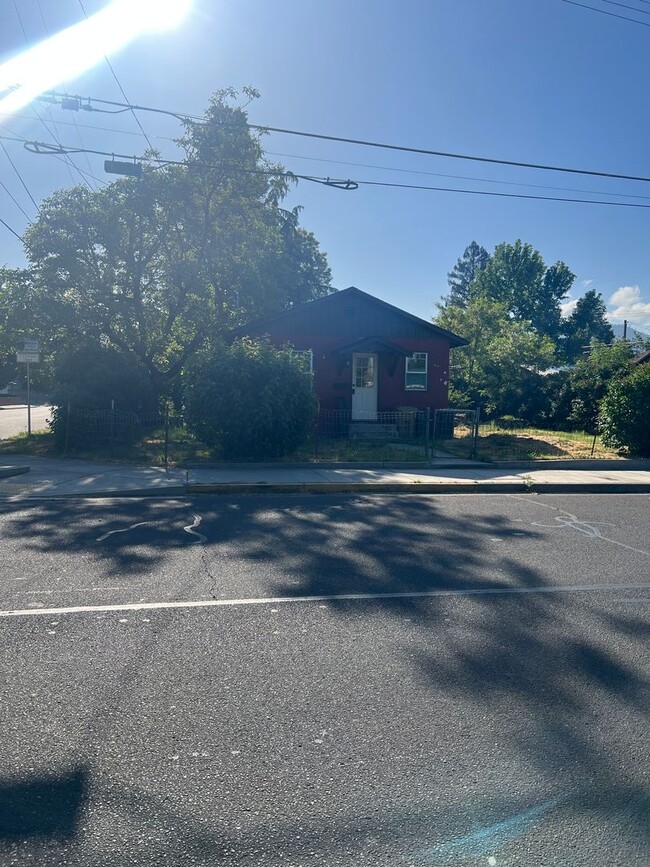 Foto del edificio - 1 Bedroom 1 Bathroom House with Fenced Yard