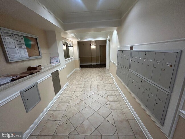 Building Photo - 5801 Clipper Ln