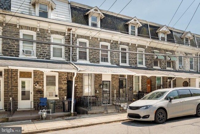 Building Photo - 609 Ford St