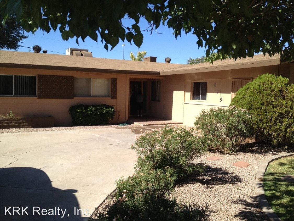 Primary Photo - 6 br, 4 bath House - 119 E Riviera Dr