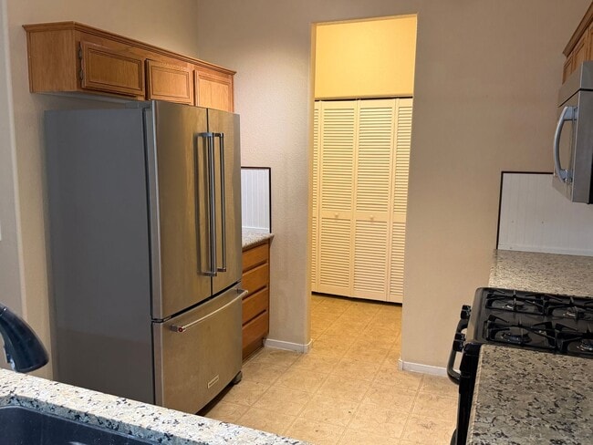 Building Photo - Great 4 bedroom townhome