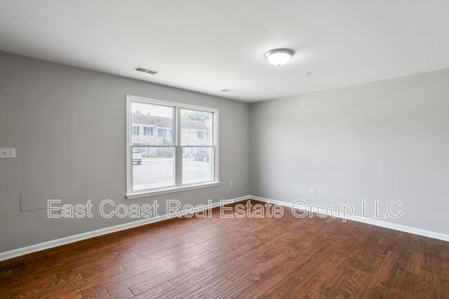 Building Photo - 303 E Ridge Dr
