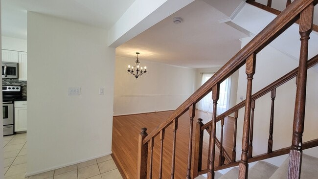 Building Photo - Beautiful 3 Bed, 3.5 Bath Brick Townhouse ...