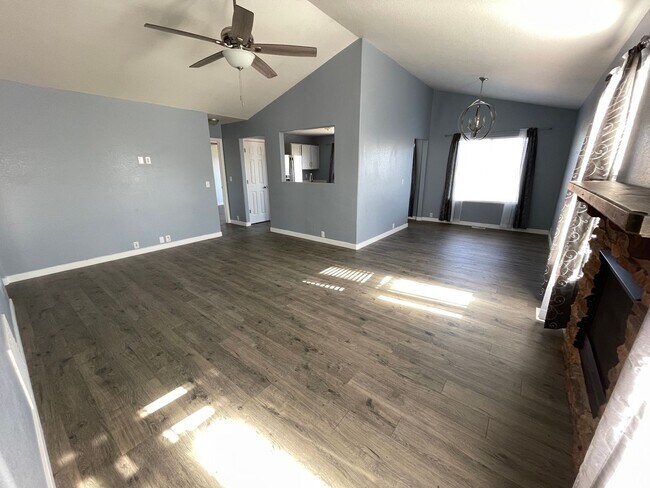 Foto del edificio - ADORABLE HOUSE IN PEYTON WITH LARGE BACKYA...