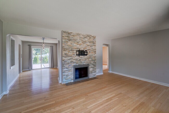 Foto del edificio - 5212 Midmoor Rd