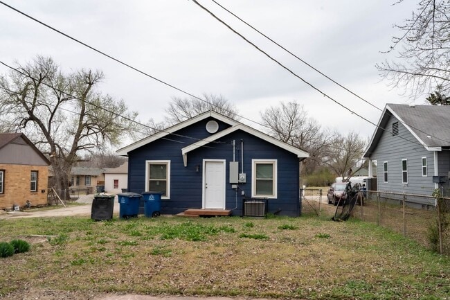 Building Photo - Beautifully Renovated house! Schedule a to...