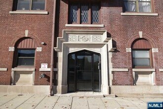 Building Photo - 54-56-56 Oak St