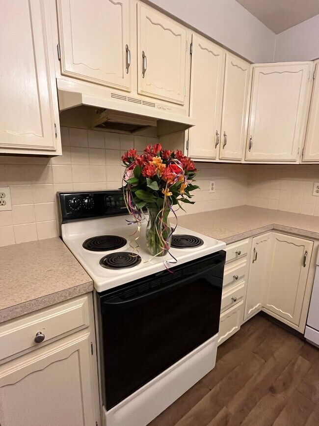 Foto del edificio - 3-Bed, 2-Bath Duplex across from Lake Loveland!