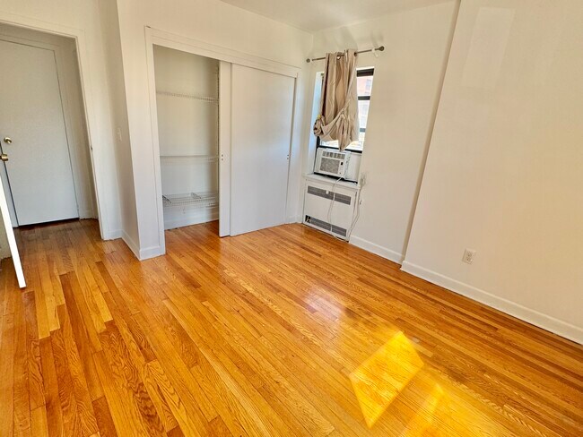 Building Photo - 7 Bond St