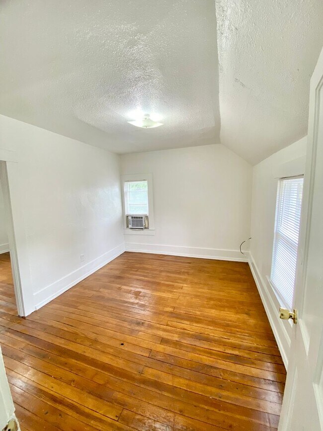Foto del edificio - Four bed/1 Bath House Close to Down Town D...