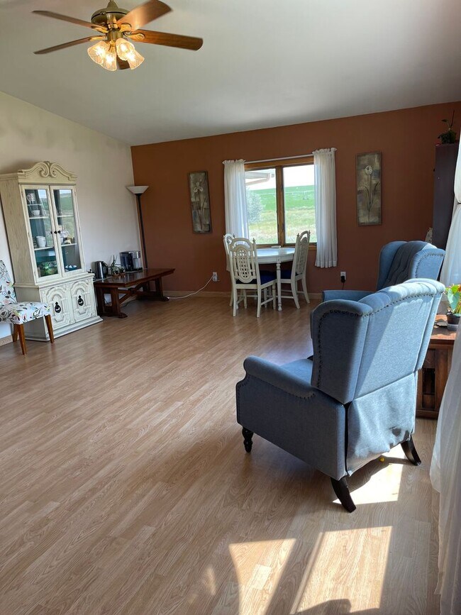 Foto del edificio - Spacious, four-bedroom, two-bathroom, coun...