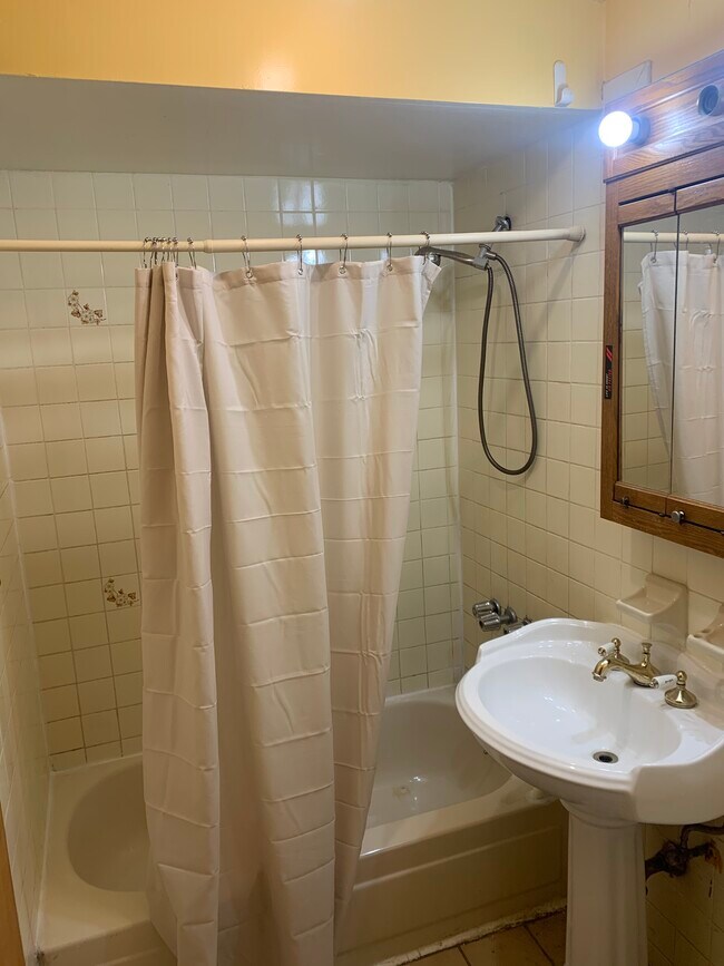 Building Photo - 82 Vernon Ave