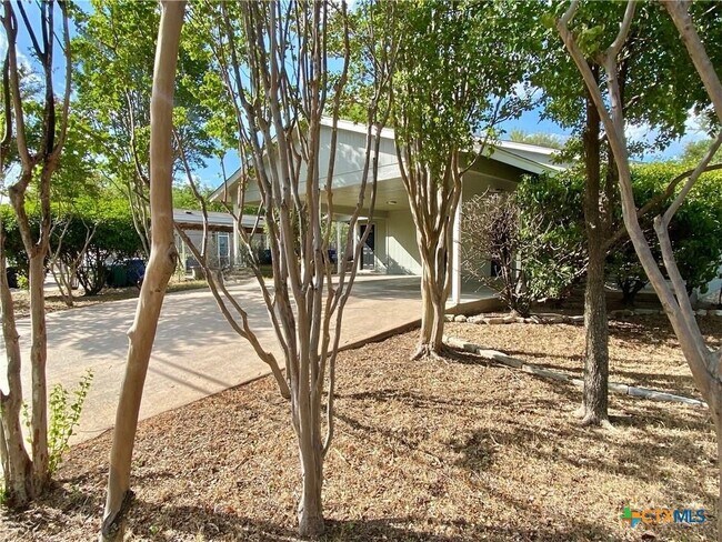 Foto del edificio - 2110 Blue Meadow Dr