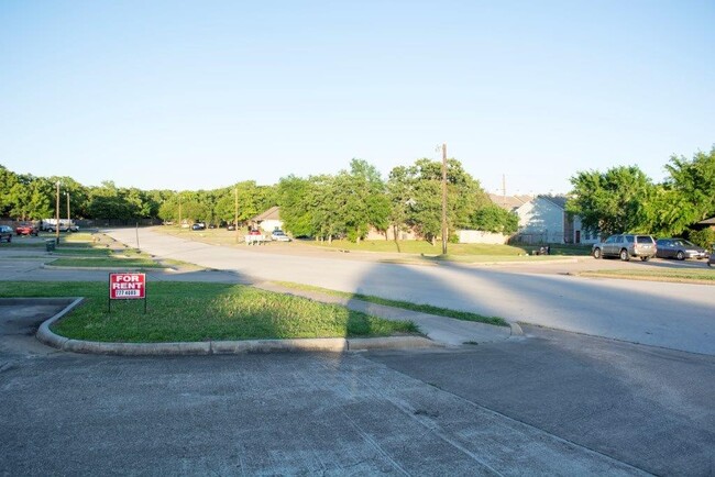 Building Photo - 1210 webhollow Cir