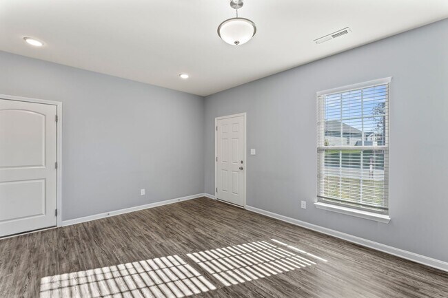 Foto del edificio - Stunning 4-Bedroom Home with Serene Pond V...