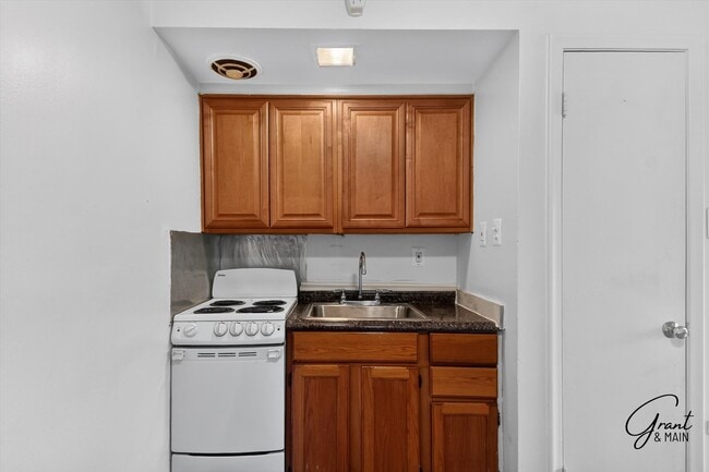 Building Photo - Maplewood Manor