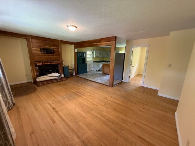 Building Photo - 3 Bedroom 2 Bath Single Family Home.