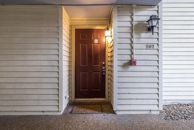 Building Photo - 262 Hillsboro Pl