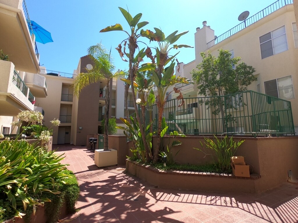 Primary Photo - 5420 Sylmar Ave