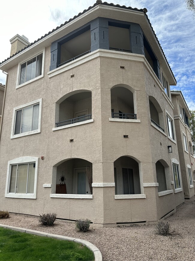 Foto del edificio - 5345 E Van Buren St