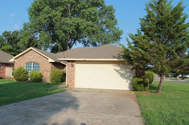 Foto del edificio - Loads of Room! 3 beds & Den! Storm Shelter!