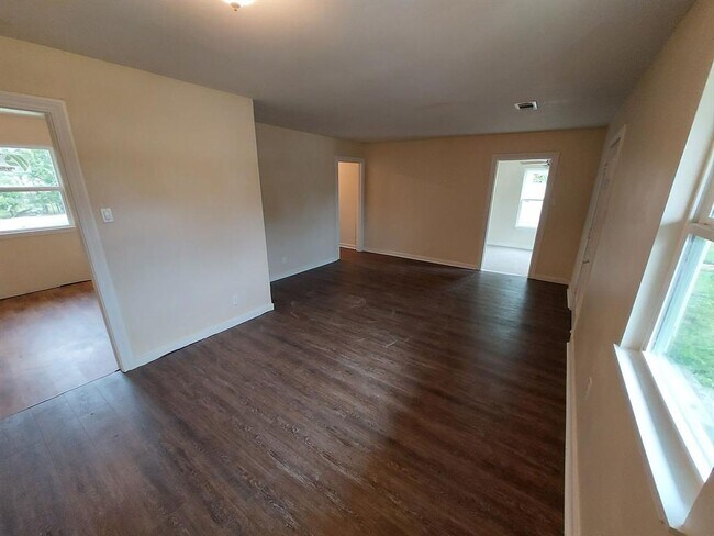 Building Photo - 124 17th Ave N