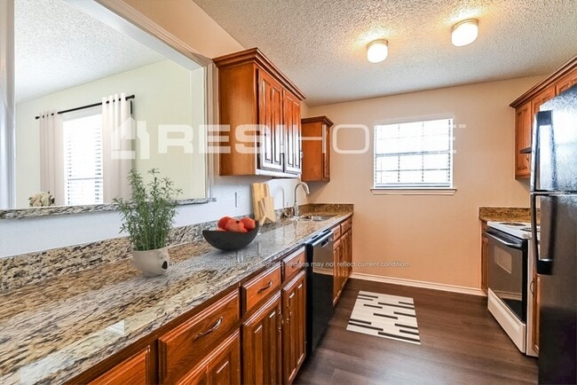 Photo - 209 Madre Cir (Red Oak, TX) House