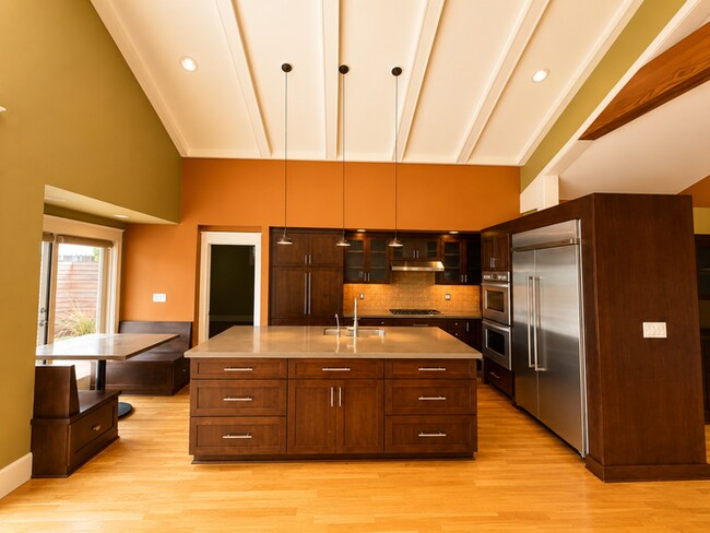 Foto del edificio - Luxury Hillside Retreat with Expansive Decks, Designer Finishes & Canyon Views