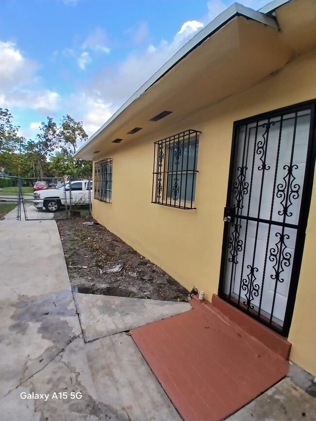 Building Photo - 650 NE 150th St