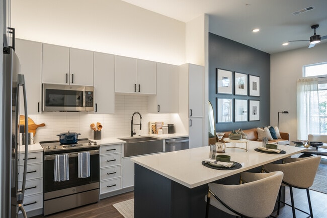 Building Photo - Lantower West Love