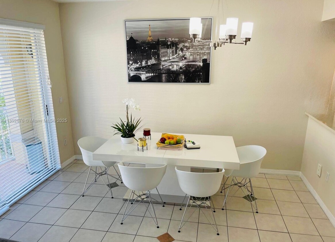 Foto principal - 8906 W Flagler St