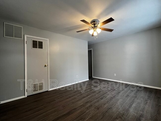 Building Photo - 2211 Raintree Pl