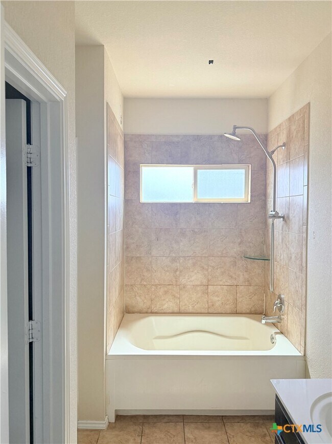 Foto del edificio - 5404 Waterbank Ln