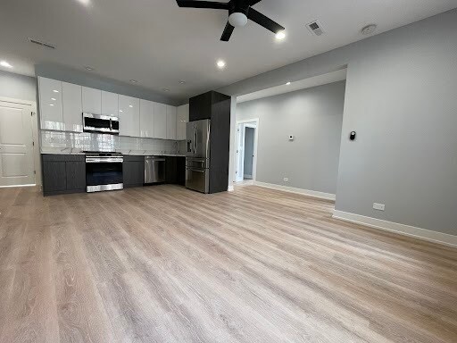 Foto del edificio - 7661 N Rogers Ave