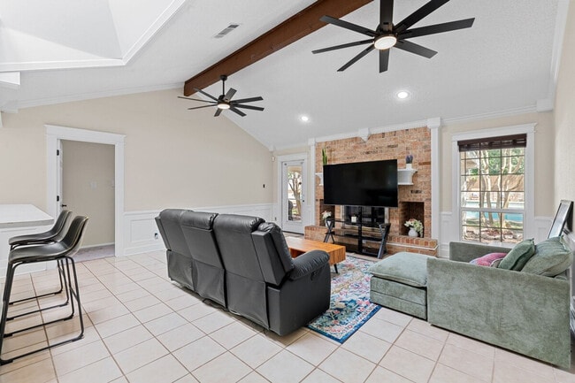 Building Photo - 908 Green Meadow Dr