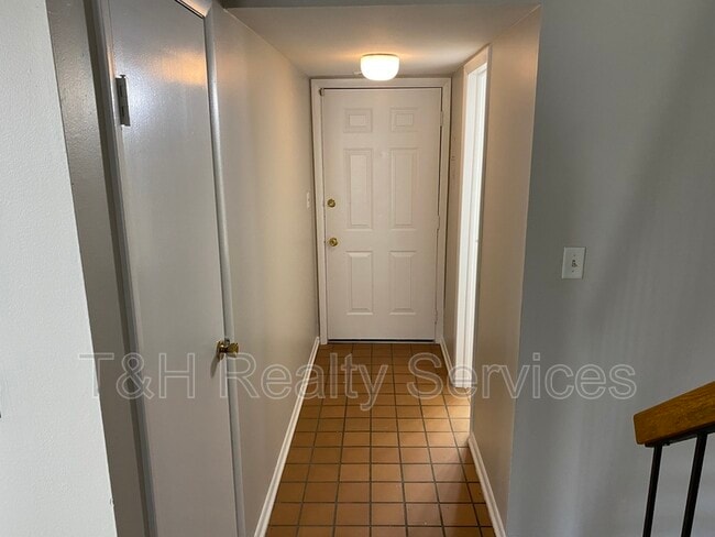 Building Photo - 7483 Countrybrook Dr