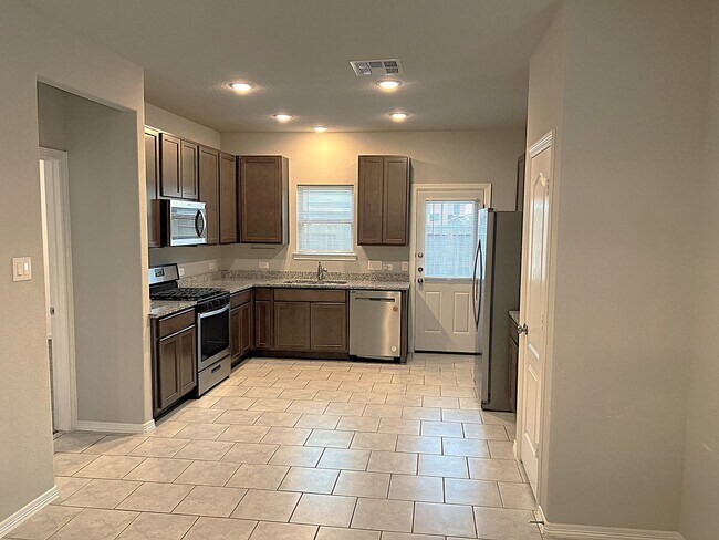 Building Photo - Convenient Location Nestled in The Kingwood/Northpark Area