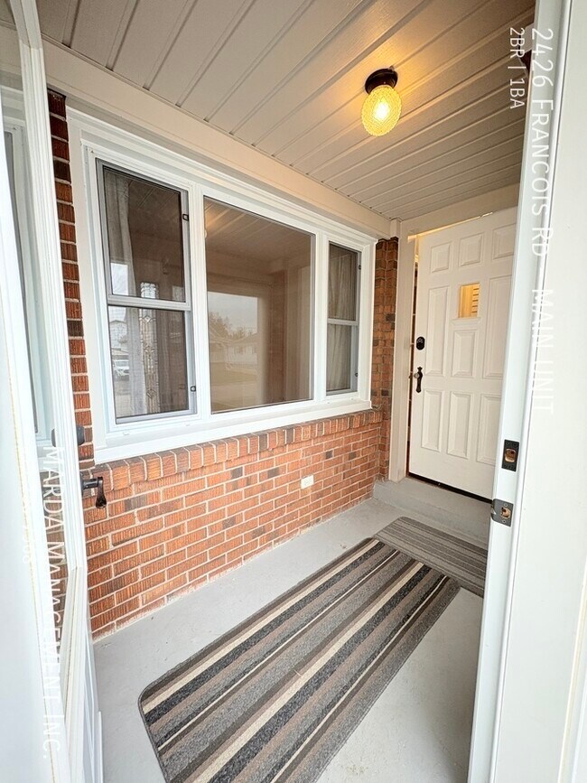 Photo du bâtiment - BEAUTIFUL 2 BED/1 BATH MAIN UNIT - EAST WI...