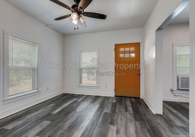 Building Photo - 611 Rochambeau St