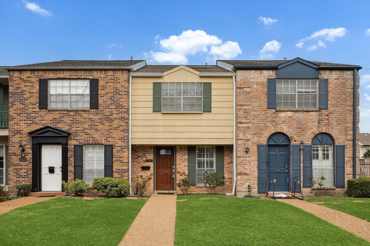 Foto principal - 6338 Chevy Chase Dr