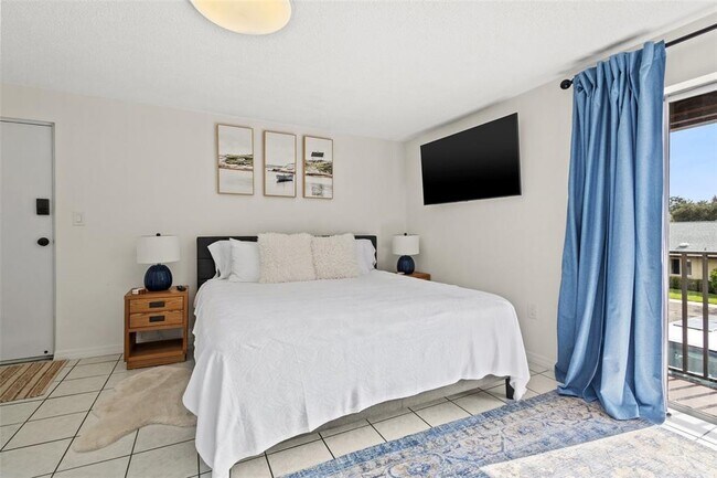 Foto del edificio - 4215 E Bay Dr