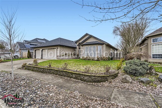 Foto del edificio - Spacious 4-Bedroom Home with Bright, Open ...