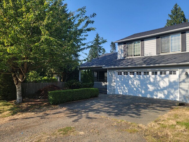 Building Photo - Cheery and Bright, fully fenced, Landscapi...