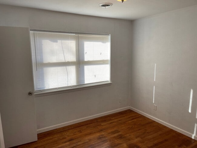 Building Photo - 4 bed 1.5 bath converted garage! Section 8...