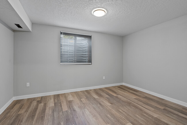 Building Photo - 1016 E Sanson Ave