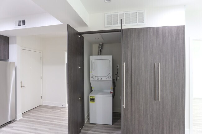 1BR, 1BA-721 SF - The Luxe Residential